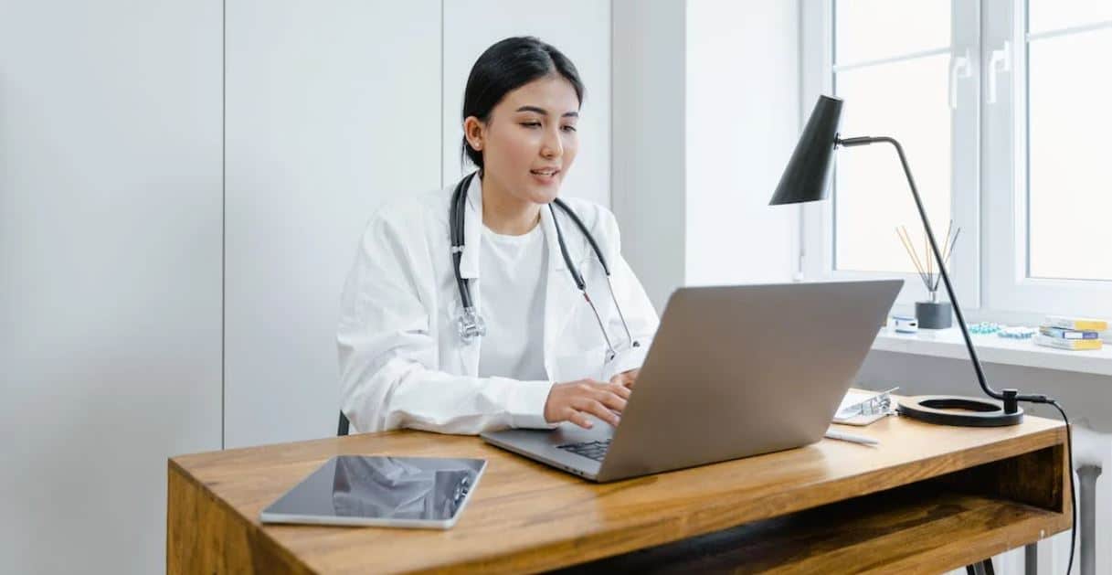 blockchain-healthcare-cybersecurity-doctor-laptop-computer-files
